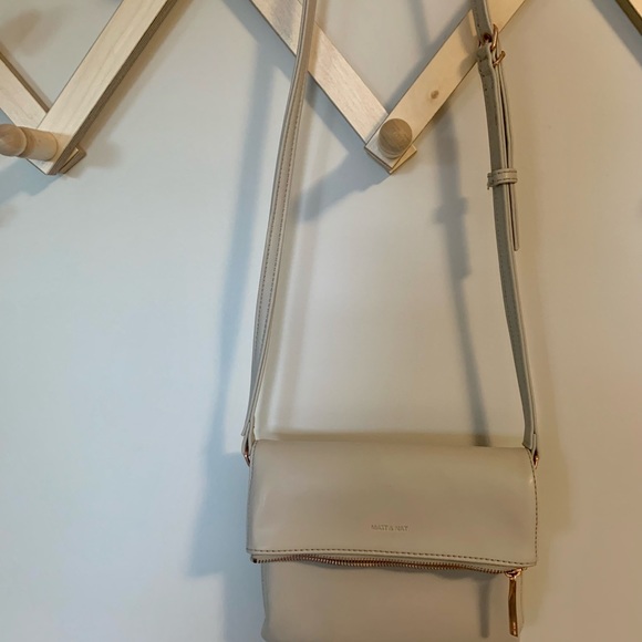 Matt & Nat crossbody bag. Vegan leather. Light grey with rose gold details. - Picture 4 of 4